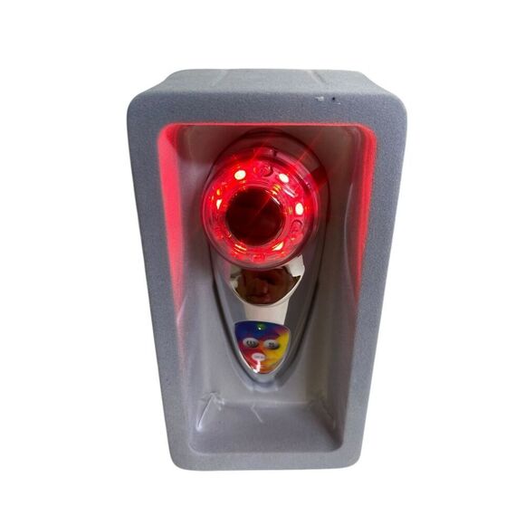 Optimizer Voyage Tri-light++ in Silver by Skin Inc - Picture 2 of 5